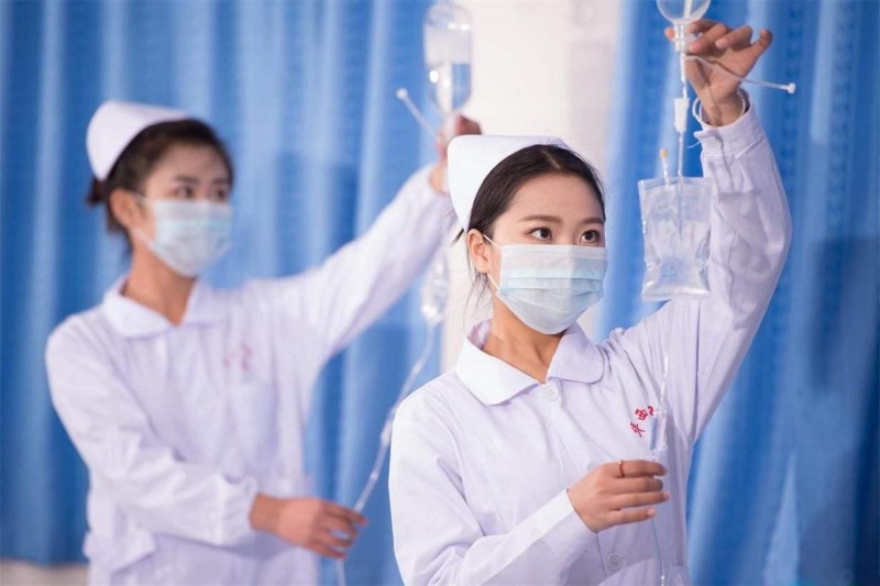高级护理专业学生护理实验室练习护理技巧技能