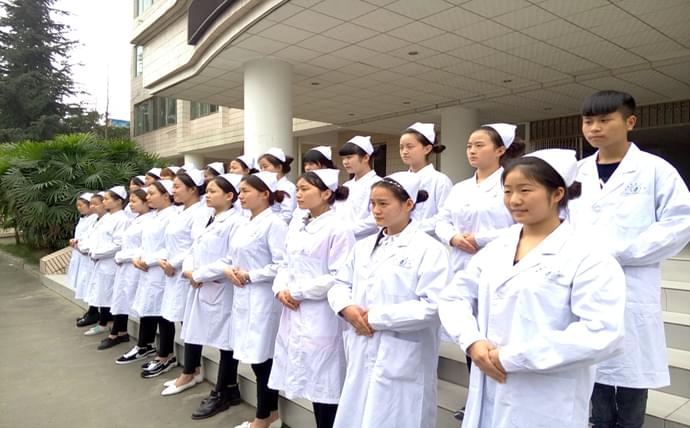 男女高级护理专业学生实训照片