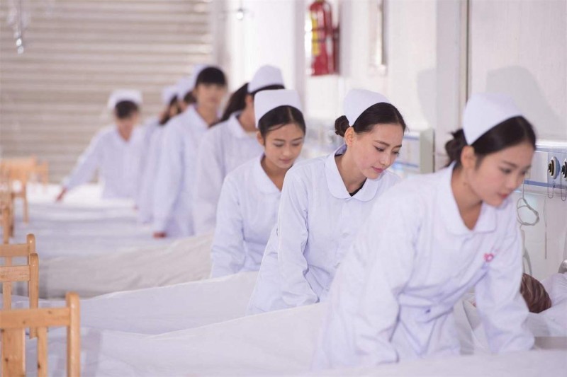 高级护理专业学生护理实验室练习正规护理床整理练习