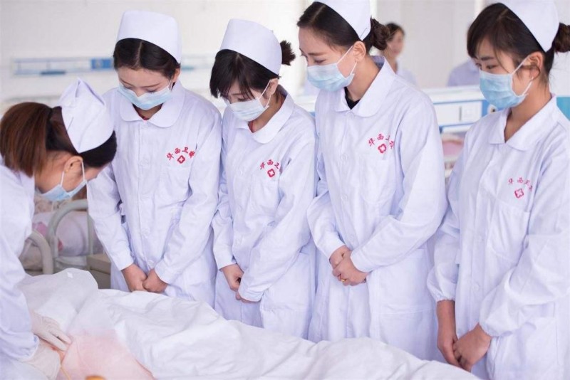 高级护理专业学生在实践学习